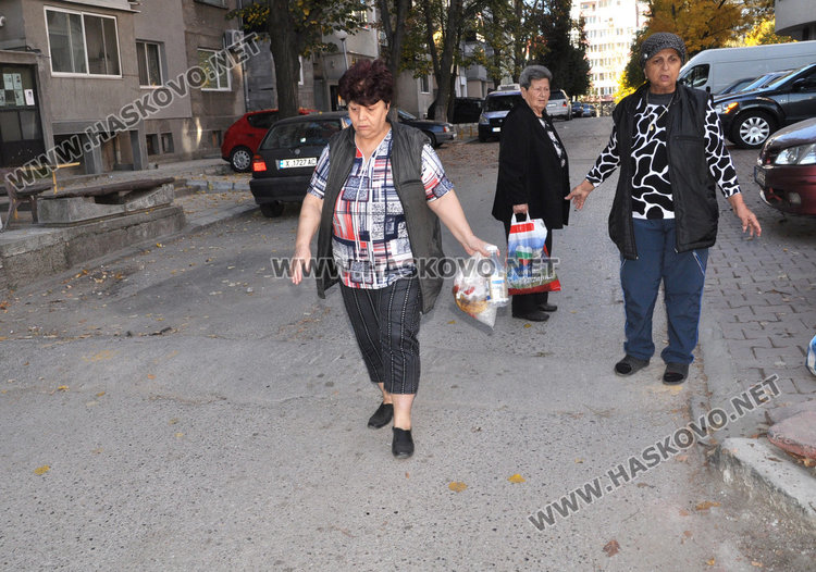 Блок в Орфей: Живеем на улица, по която и каруци не минават