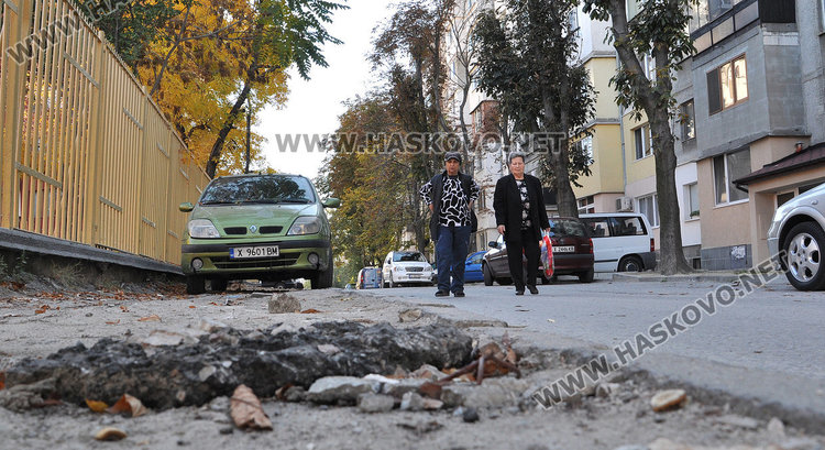 Блок в Орфей: Живеем на улица, по която и каруци не минават