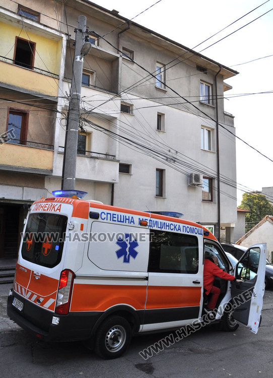 Дядо увисна от тераса заради изпуснат телефон, викат линейка, пожарна и полиция