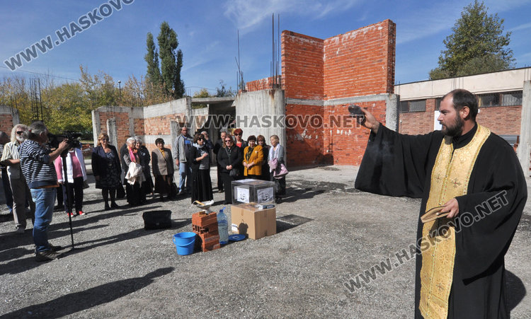Отслужиха водосвет за празника на Св. Иван Рилски в недовършения храм в Орфей
