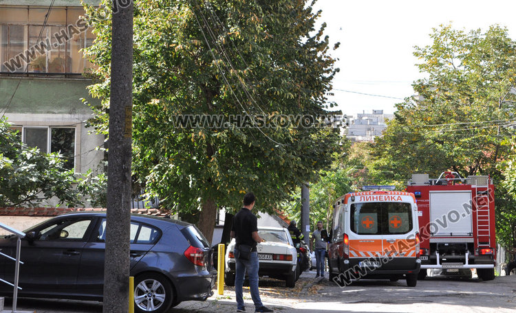 Дядо увисна от тераса заради изпуснат телефон, викат линейка, пожарна и полиция