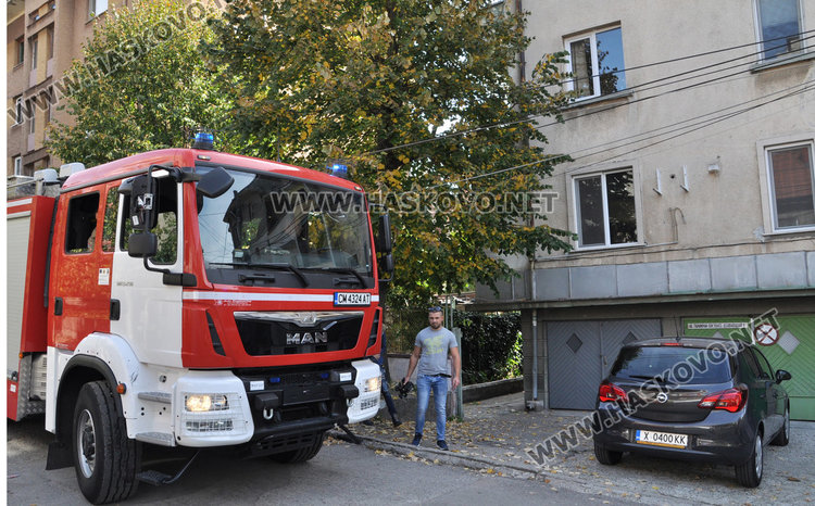 Дядо увисна от тераса заради изпуснат телефон, викат линейка, пожарна и полиция