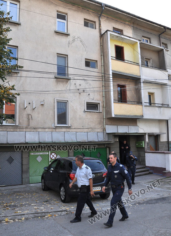 Дядо увисна от тераса заради изпуснат телефон, викат линейка, пожарна и полиция