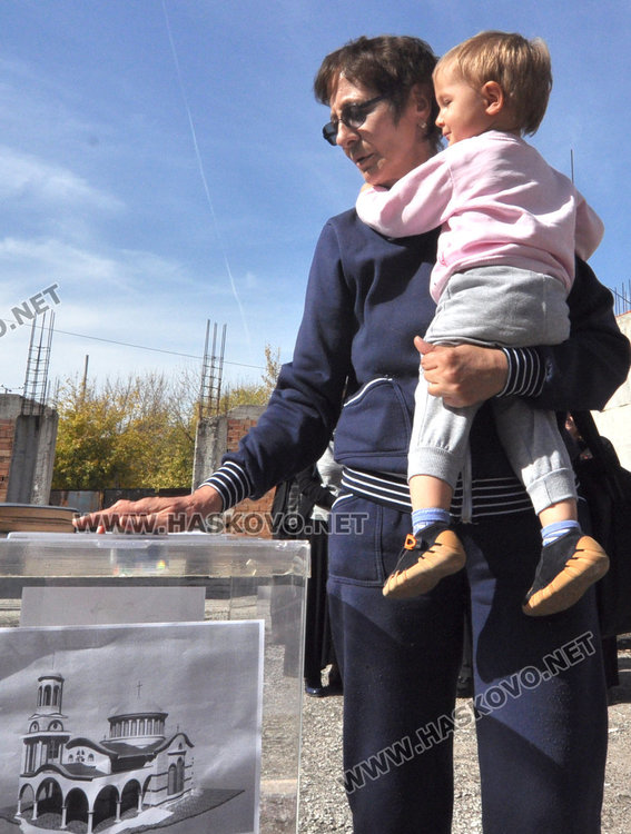 Отслужиха водосвет за празника на Св. Иван Рилски в недовършения храм в Орфей