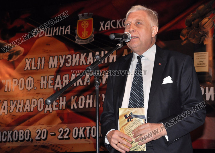 8-годишната Павела Занева подреди цигуларите в театъра