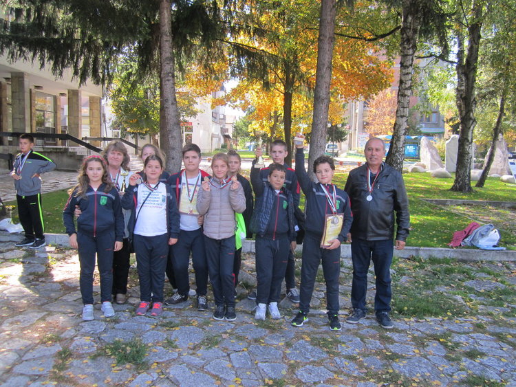 27 деца тренират приложно колоездене и учат Правилника за движение