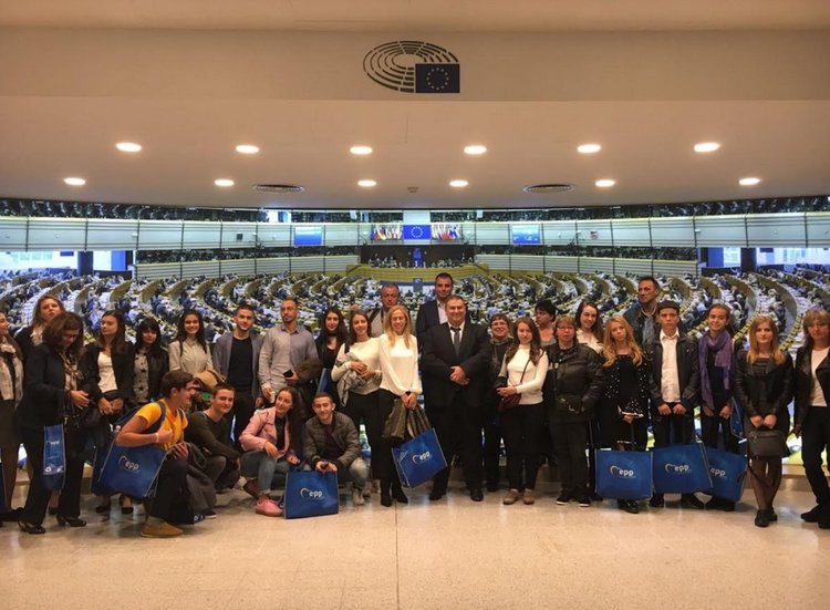 Школа „Вале“ и лауреати от конкурс за компютърни рисунки посетиха Европарламента