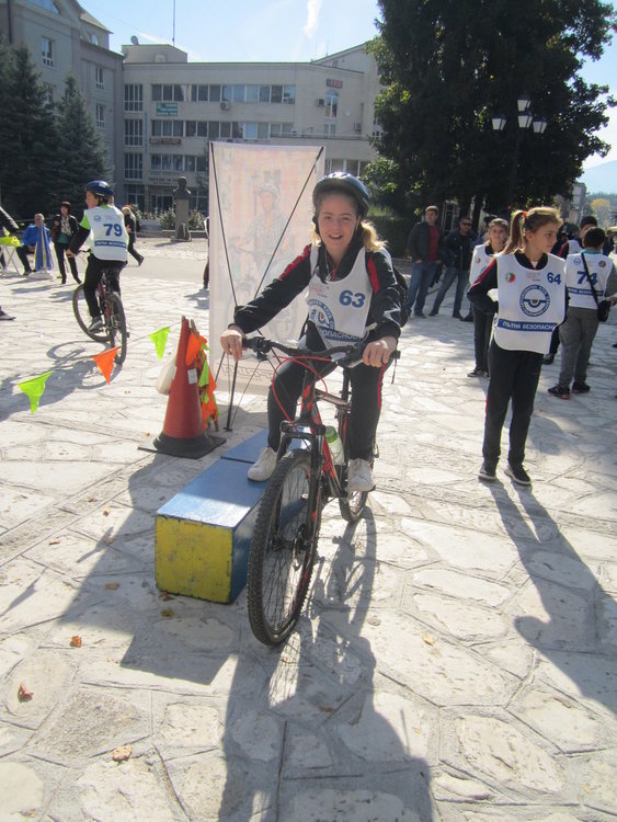 27 деца тренират приложно колоездене и учат Правилника за движение