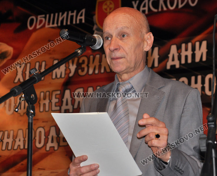 8-годишната Павела Занева подреди цигуларите в театъра