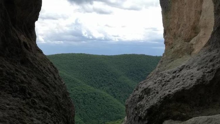 Пещерата "Утробата" се намира край Кърджали