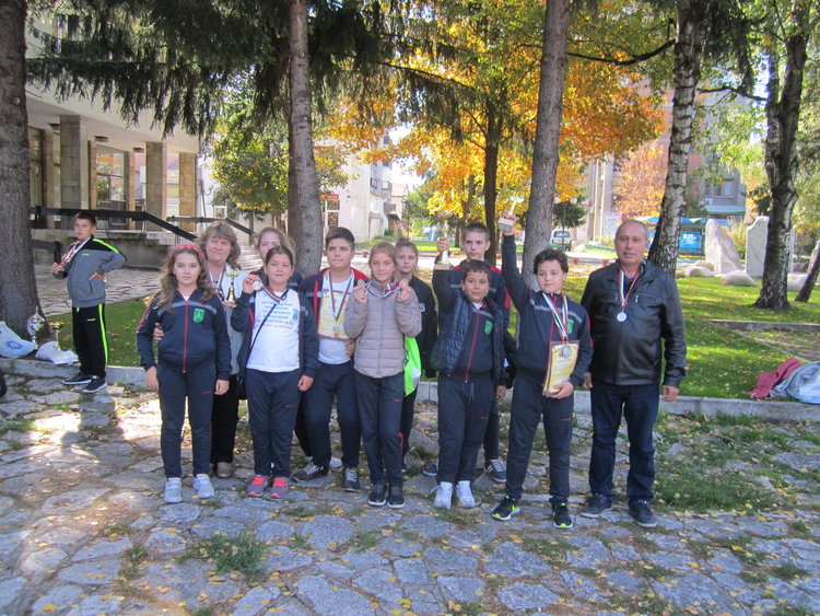 27 деца тренират приложно колоездене и учат Правилника за движение