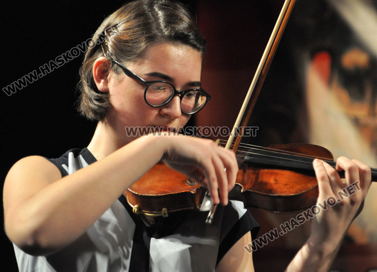 8-годишната Павела Занева подреди цигуларите в театъра