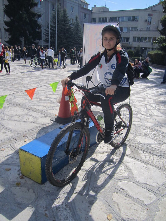 27 деца тренират приложно колоездене и учат Правилника за движение