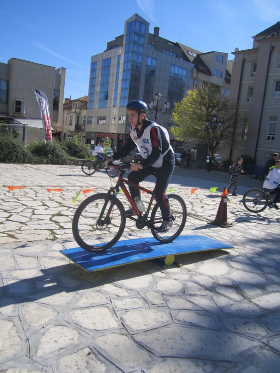 27 деца тренират приложно колоездене и учат Правилника за движение