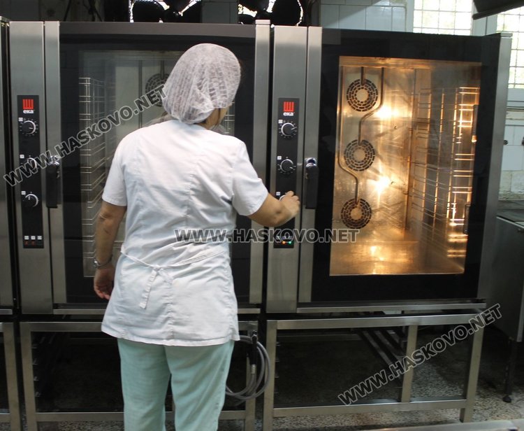 В обновена кухня приготвят топъл обяд за 400 потребители на социалния патронаж