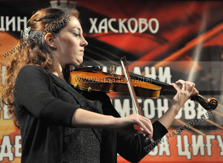 8-годишната Павела Занева подреди цигуларите в театъра