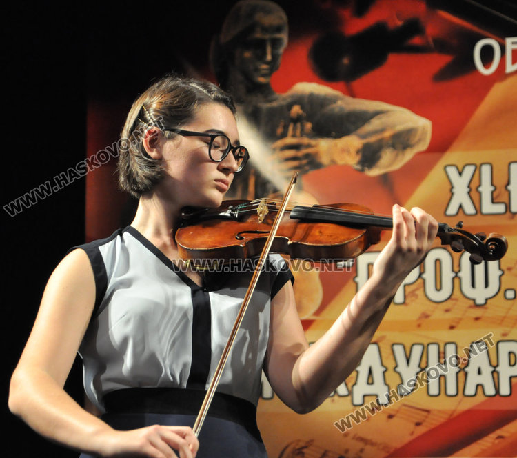8-годишната Павела Занева подреди цигуларите в театъра