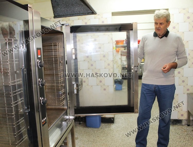 Управителят на домашния патронаж Данчо Грозев показва част от закупените уреди