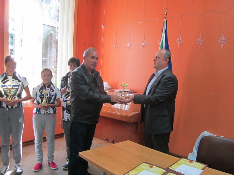 27 деца тренират приложно колоездене и учат Правилника за движение