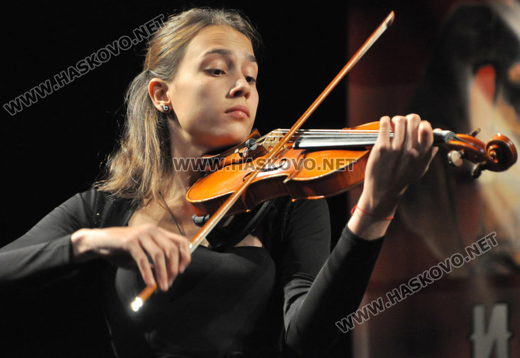 8-годишната Павела Занева подреди цигуларите в театъра