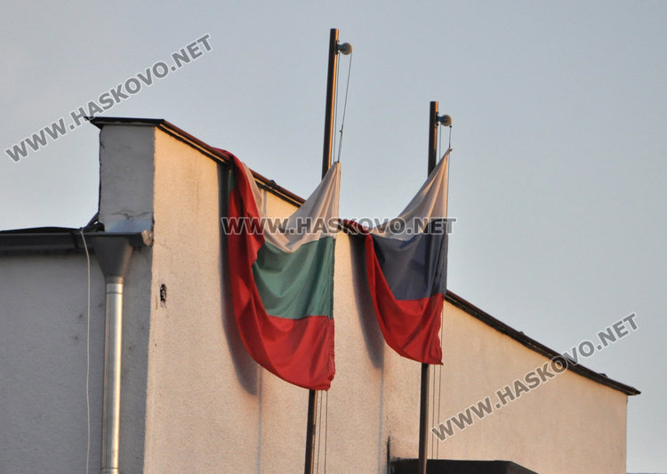 Руско знаме се вее на автогарата, управителят русофил