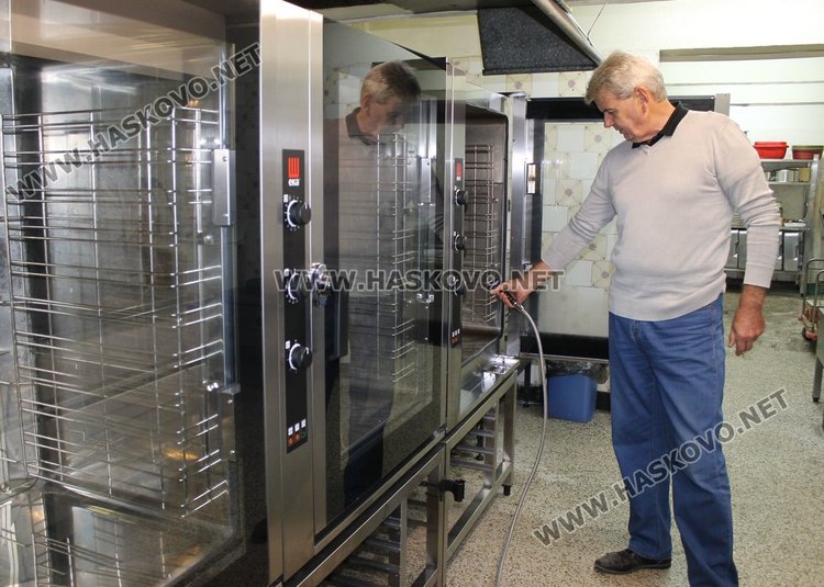 В обновена кухня приготвят топъл обяд за 400 потребители на социалния патронаж