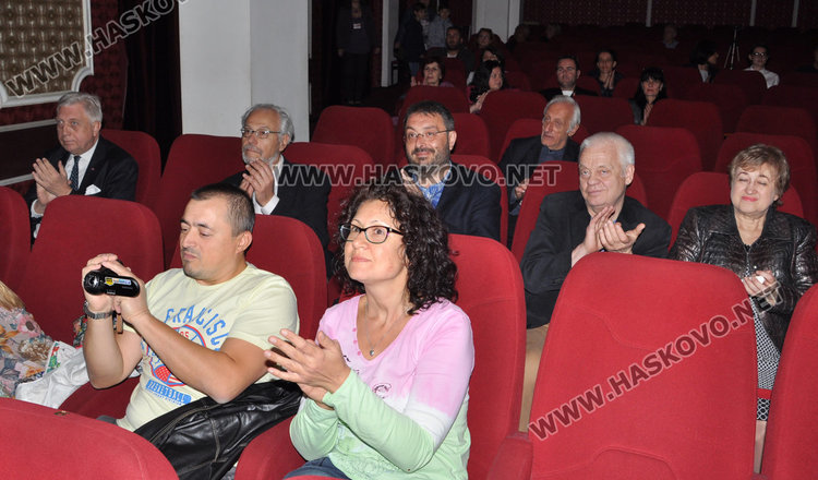 8-годишната Павела Занева подреди цигуларите в театъра