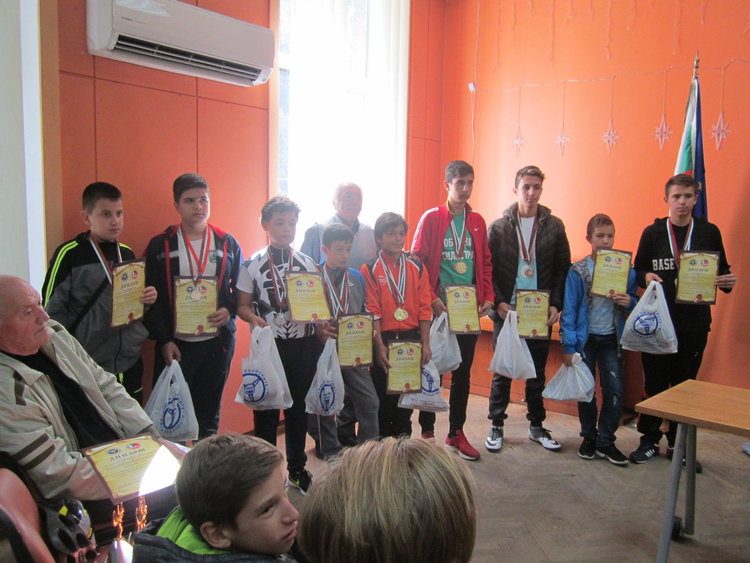 27 деца тренират приложно колоездене и учат Правилника за движение