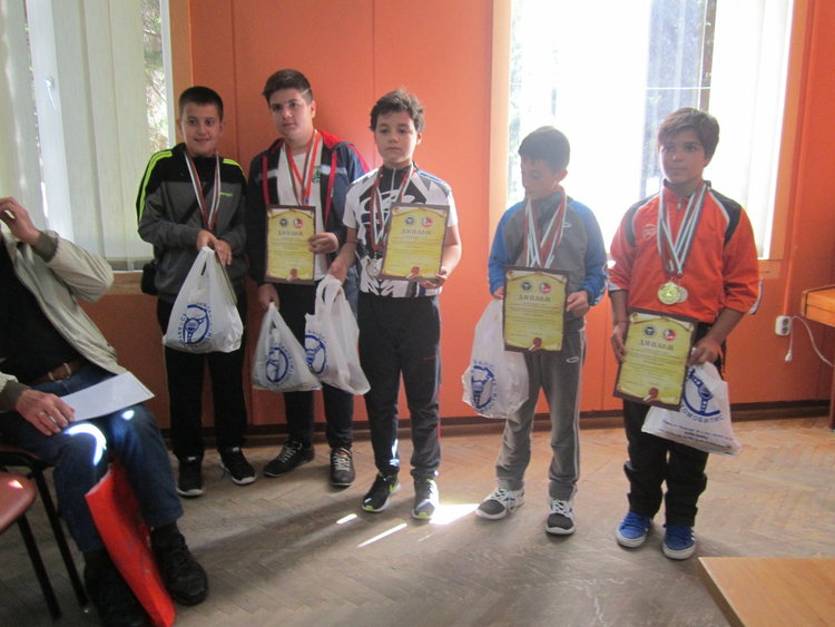 27 деца тренират приложно колоездене и учат Правилника за движение