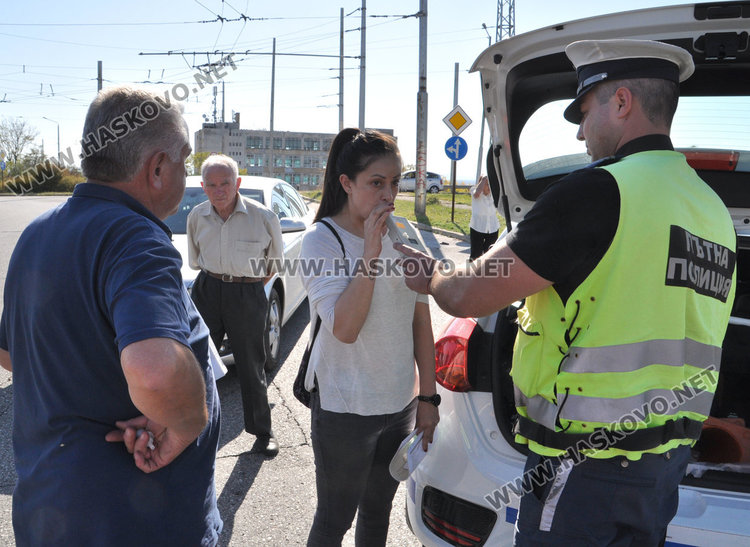 Заралийка с Ланча натресе смолянско Ауди на кръговото в Орфей