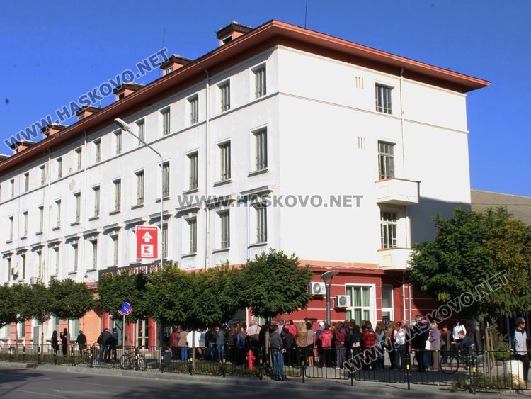 Пред театъра още преди 10 часа се бе извила дълга опашка