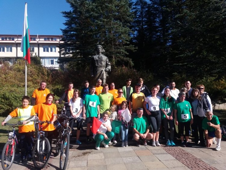 23  бегачи и колоездачи пробягаха  част от маршрута на славните герои на полк.Серафимов