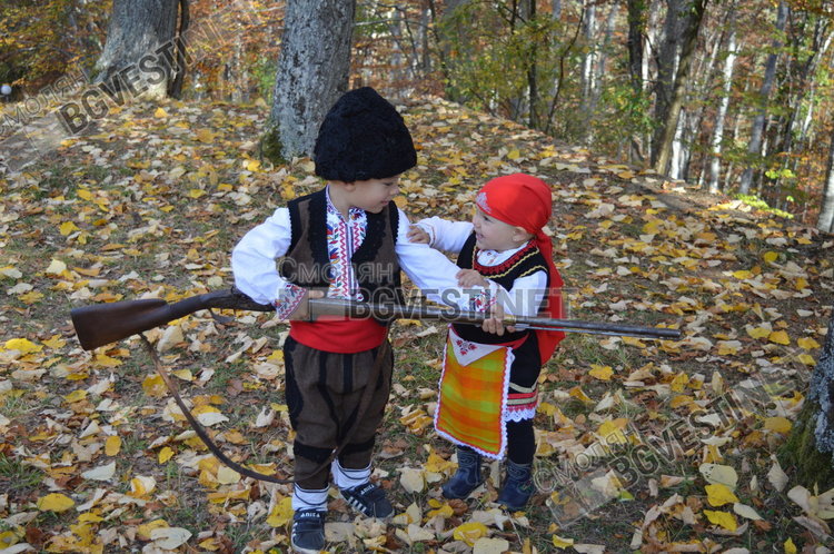 Двегодишната Никол и брат й от малки се учат да носят традиционното родопско облекло на празници