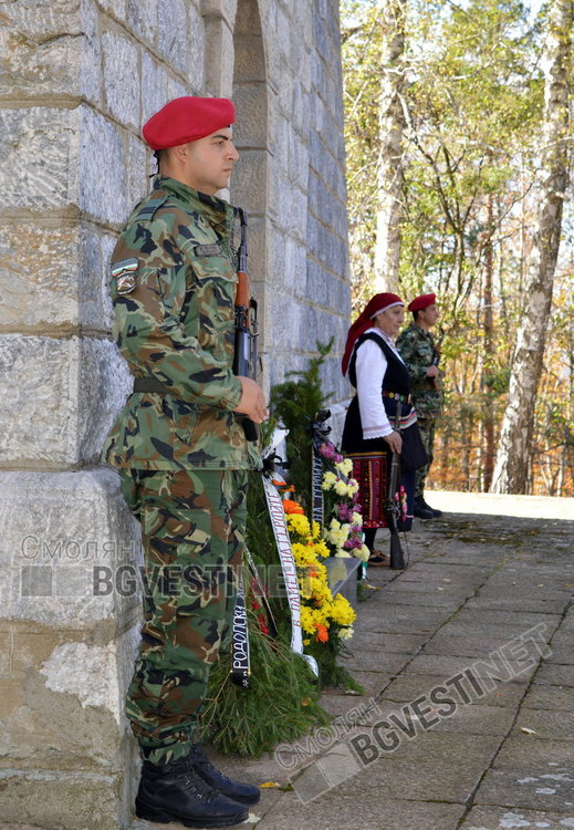 Караул от войници и жена от народа