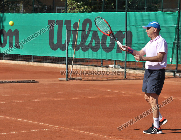 Любители на тениса играха благотворително в турнир на „Юнак”
