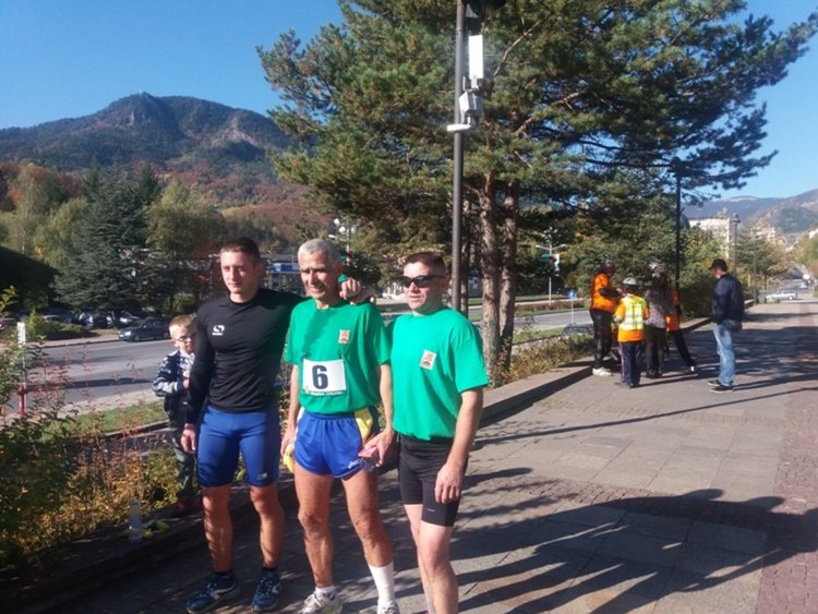 23  бегачи и колоездачи пробягаха  част от маршрута на славните герои на полк.Серафимов