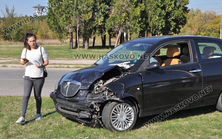 Заралийка с Ланча натресе смолянско Ауди на кръговото в Орфей