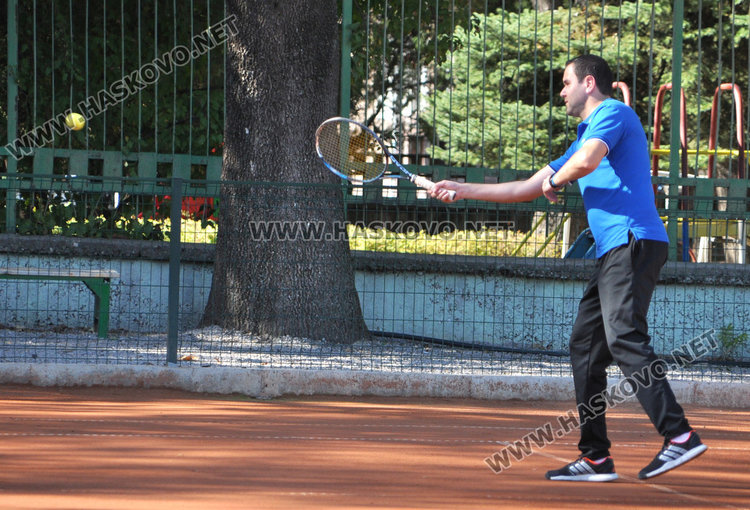 Любители на тениса играха благотворително в турнир на „Юнак”