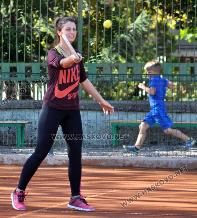 Любители на тениса играха благотворително в турнир на „Юнак”