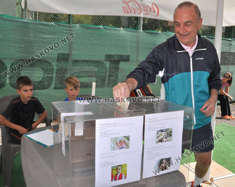 Любители на тениса играха благотворително в турнир на „Юнак”