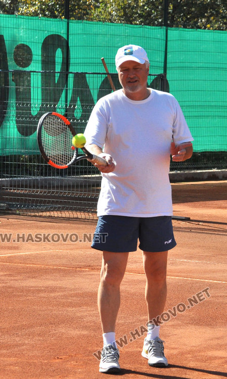 Любители на тениса играха благотворително в турнир на „Юнак”