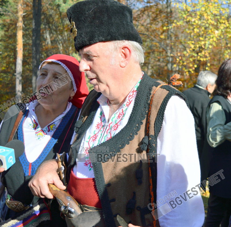 Семейството от Сливен-дошли на връх Средногорец до почетат празника на Смолян