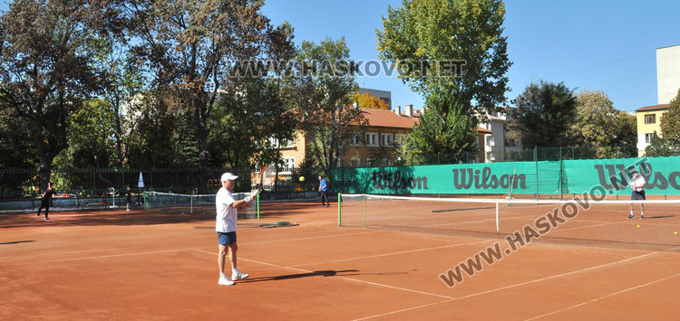 Любители на тениса играха благотворително в турнир на „Юнак”