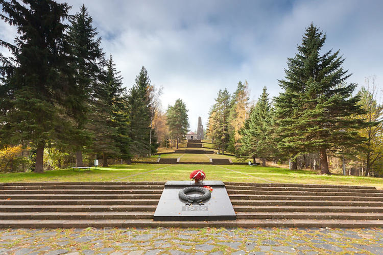 Паметник-костницавръх Средногорец, сн. stock.evgenidinev.com