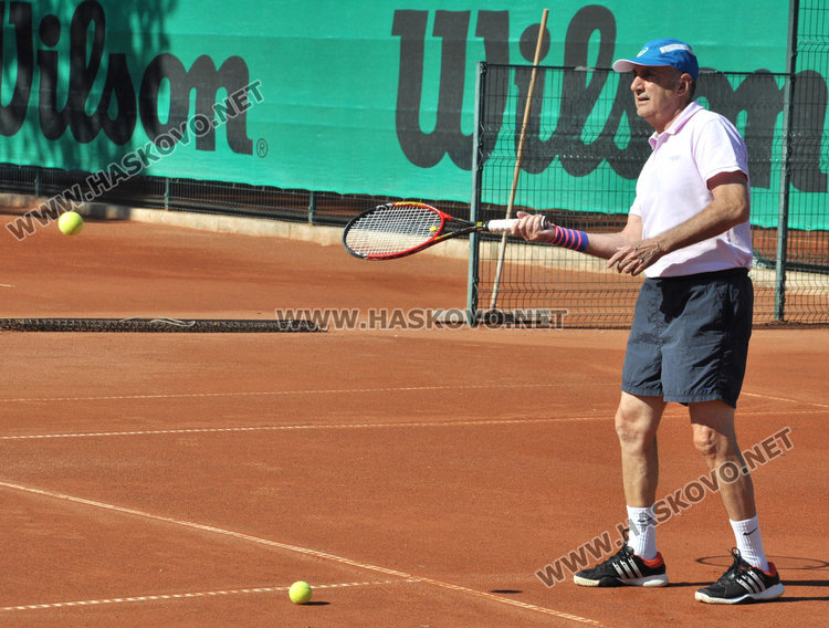 Любители на тениса играха благотворително в турнир на „Юнак”