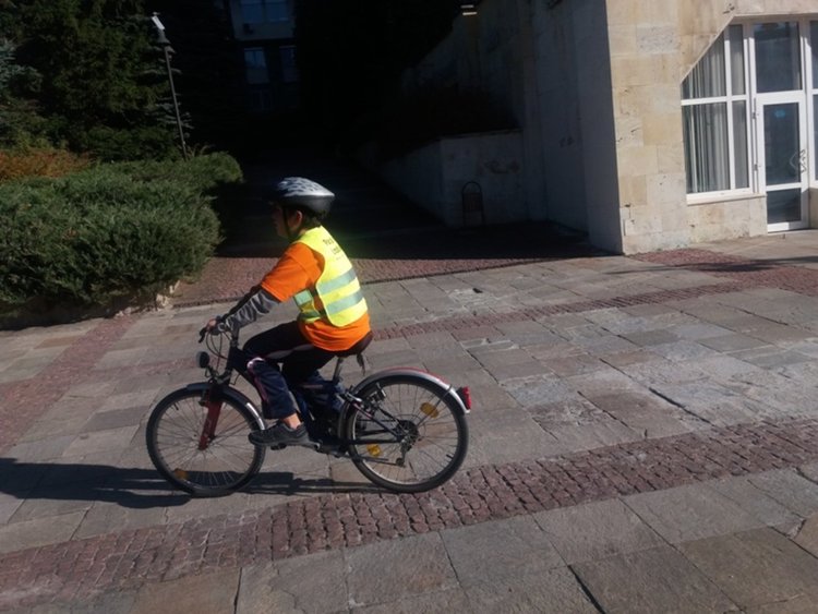 23  бегачи и колоездачи пробягаха  част от маршрута на славните герои на полк.Серафимов