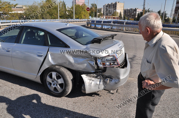 Заралийка с Ланча натресе смолянско Ауди на кръговото в Орфей