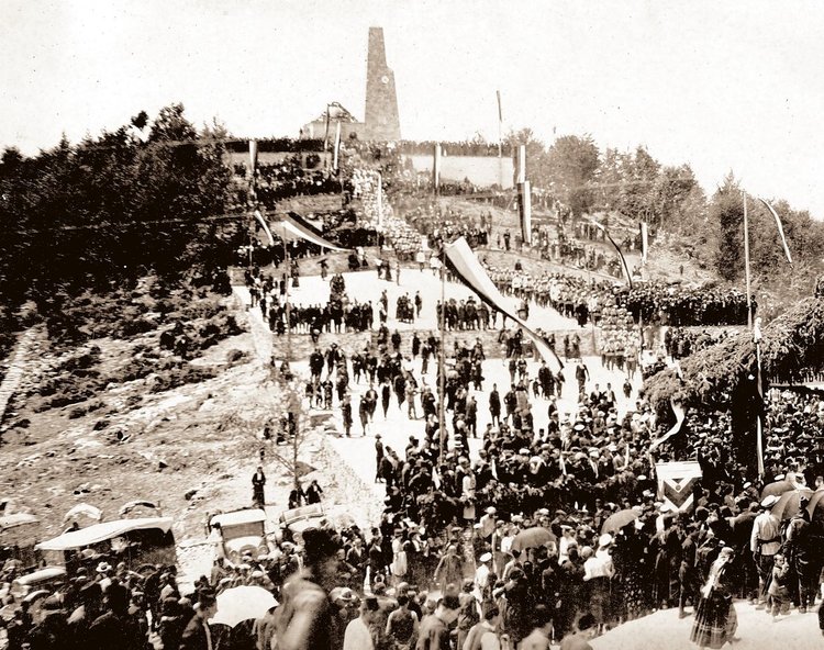 Откриването на паметника на полк. Серафимов на връх Средногорец на 12 август 1934 г., снимка epicenter.bg 