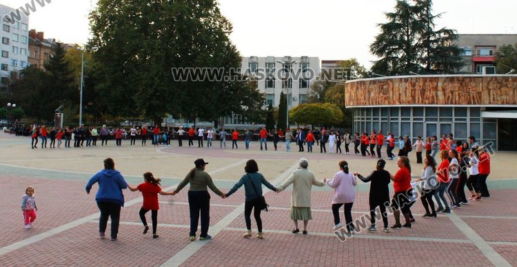 На общоградското хоро набраха 466 лв. за болна жена от село Добрич