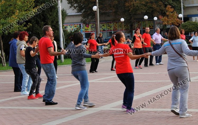 На общоградското хоро набраха 466 лв. за болна жена от село Добрич